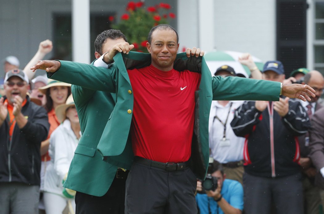 Tiger Woods a jeho slastný pocit při oblékání zeleného saka pro vítěze Masters