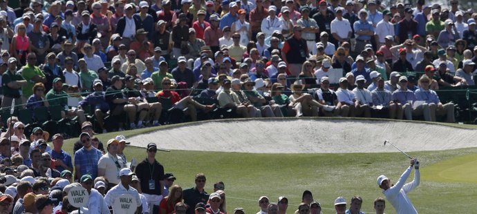 Obhájce titulu z Masters Charl Schwartzel na třetí jamce třetího kola