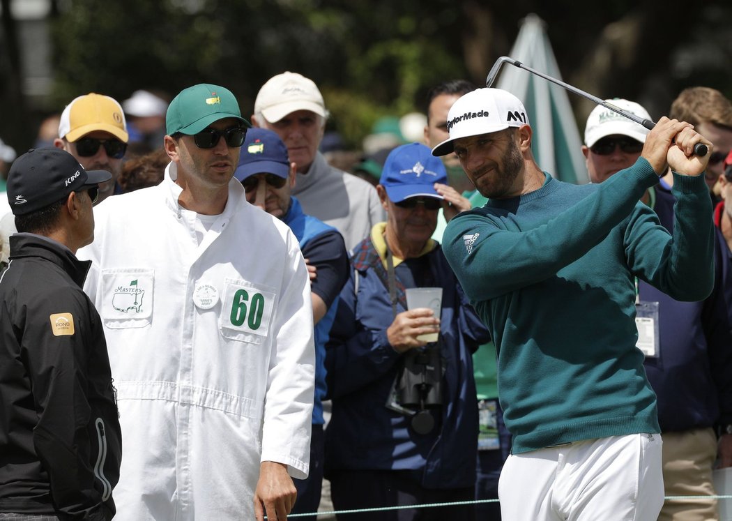 Dustin Johnson si testuje švih před startem Masters, do kterého ale nakonec kvůli zranění nenastoupil