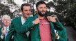 Španělský golfista Jon Rahm si poprvé oblékl slavné zelené sako za titul na Masters