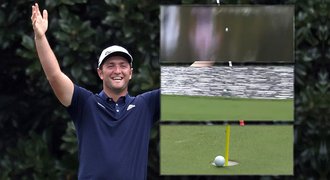 Nejšílenější rána golfu?! Míček skákal přes vodu, pak se stočil do jamky