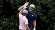 Španělský golfista Jon Ram se raduje z hole in one v tréninkovém kole před Masters