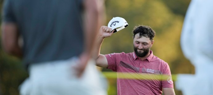 Španělský golfista Jon Rahm si poprvé oblékl slavné zelené sako za titul na Masters