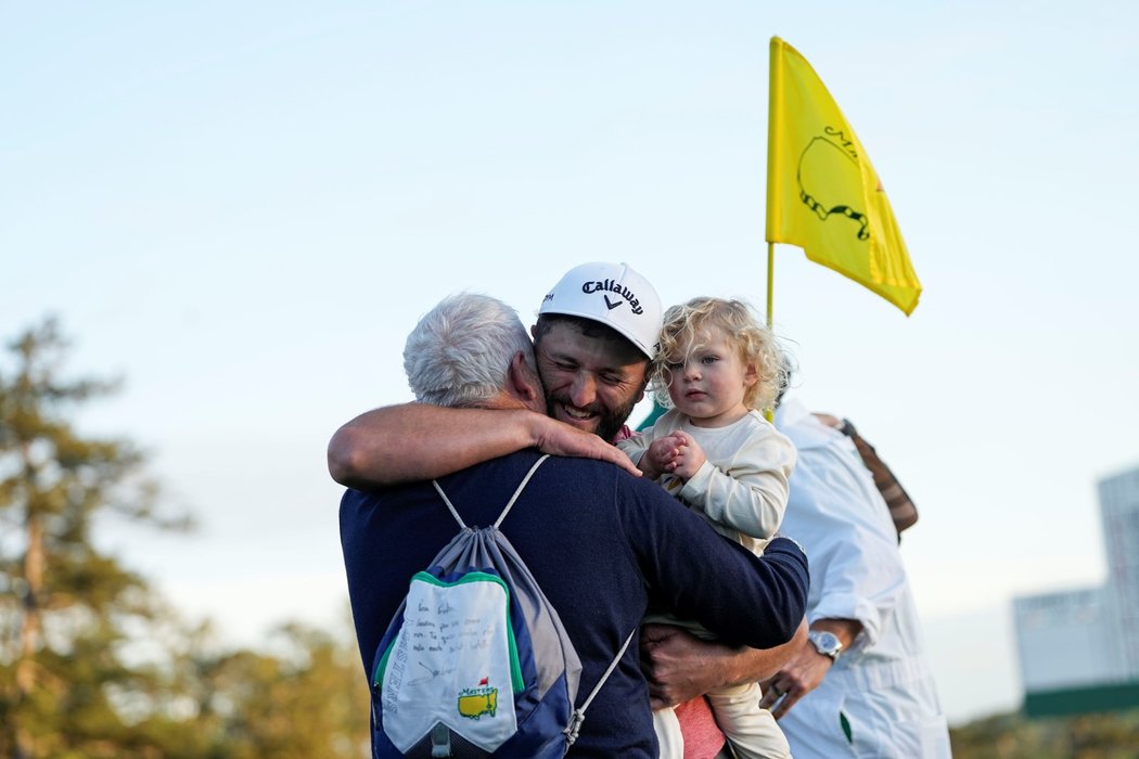 Španělský golfista Jon Rahm si poprvé oblékl slavné zelené sako za titul na Masters