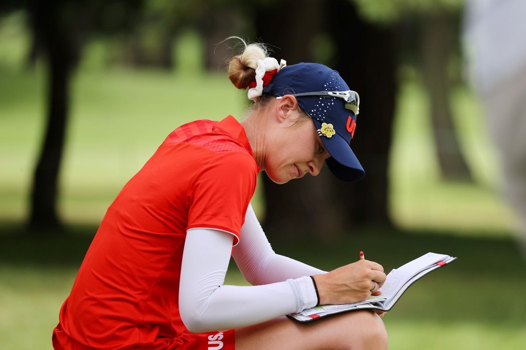Nelly Kordová si zapisuje informace při 4. kole golfového turnaje