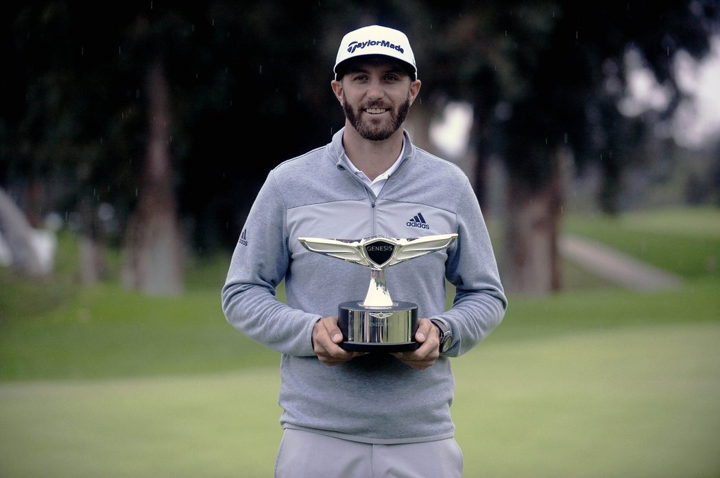 Dustin Johnson s trofejí pro vítěze Pacific Palisades