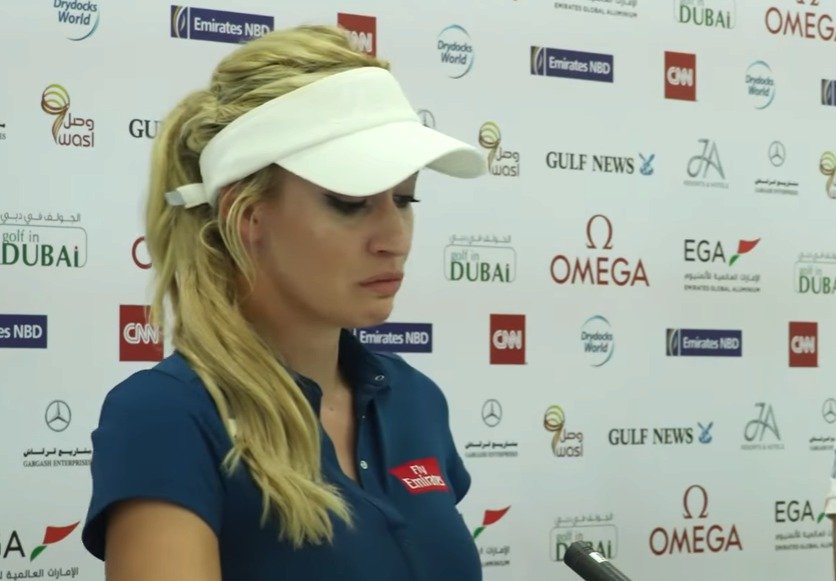 Krásná golfistka Paige Spiranacová se rozbrečela na tiskové konferenci