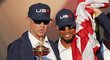 Americký kapitán David Love III a nehrající asistent Tiger Woods slaví zisk Ryder Cupu