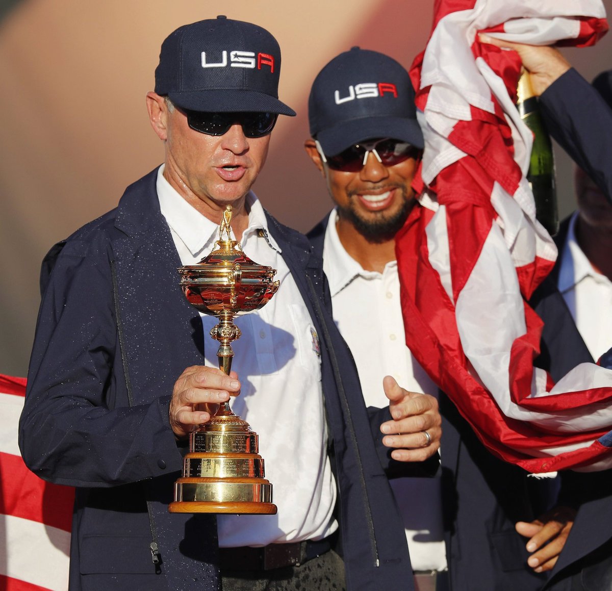 Americký kapitán David Love III a nehrající asistent Tiger Woods slaví zisk Ryder Cupu