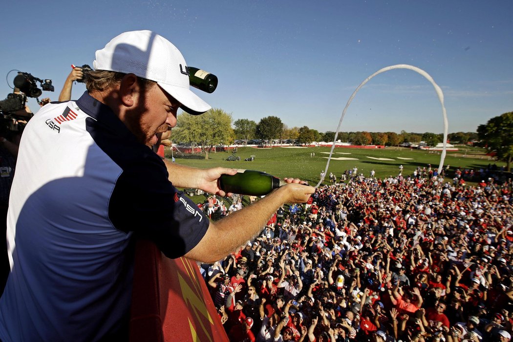 J.B. Holmes slaví s fanoušky americký triumf ve 41. ročníku golfového Ryder Cupu