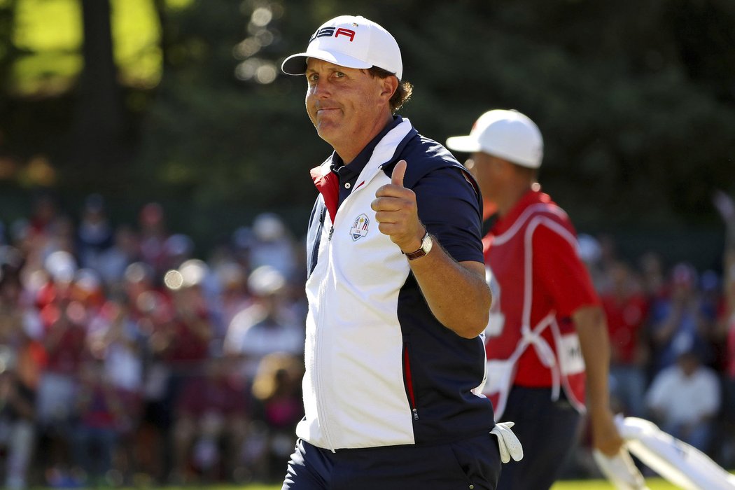 Američan Phil Mickelson zdraví fanoušky na golfovém Ryder Cupu