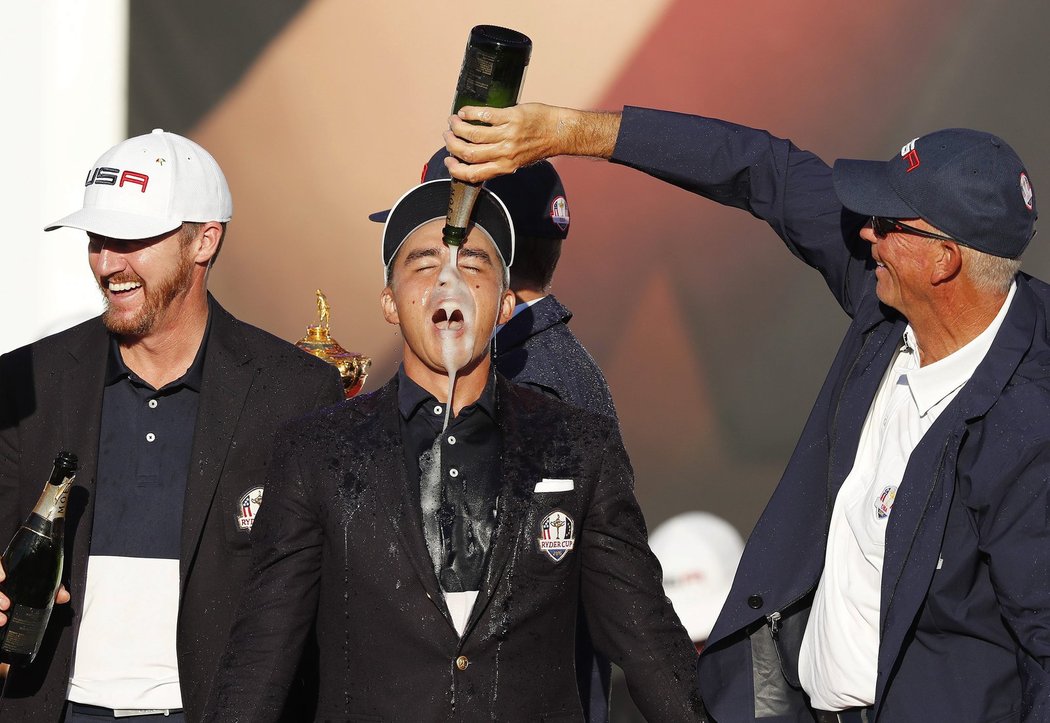 Rickie Fowler si vychutnává šampaňské po americkém triumfu v prestižním Ryder Cupu