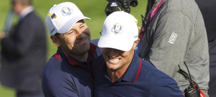 Evropští golfisté Sergio Garcia a Alex Noren se radují v prvním dni Ryder Cupu