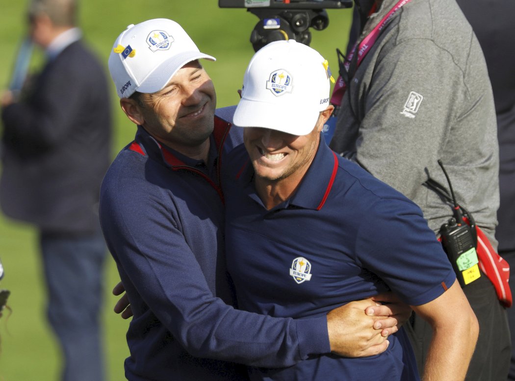 Evropští golfisté Sergio Garcia a Alex Noren se radují v prvním dni Ryder Cupu