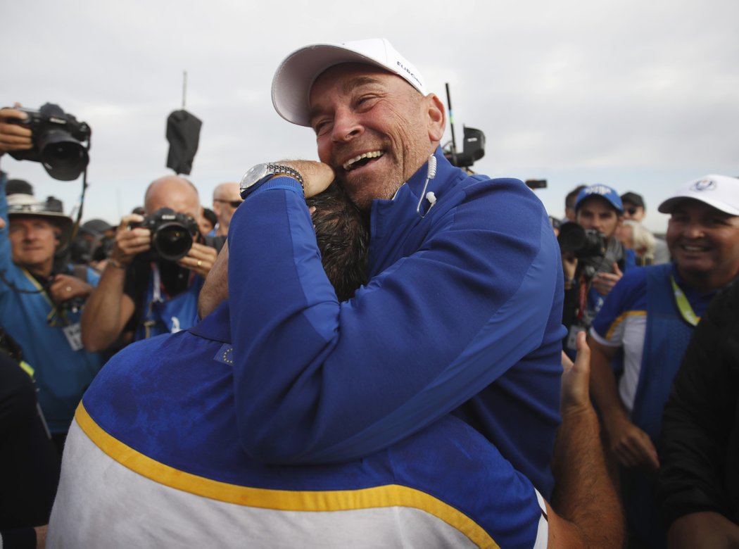 Kapitán evropského týmu Thomas Björn slaví triumf v Ryder Cupu s Francesco Molinarim