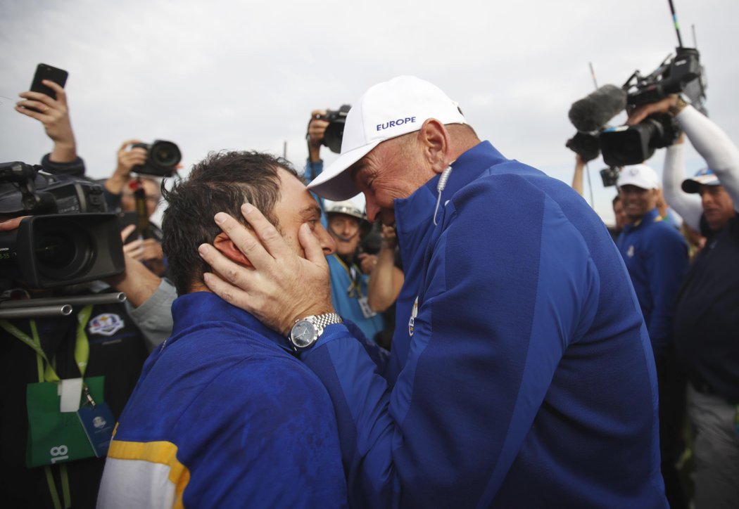 Thomas Björn (vpravo), kapitán týmu Evropy, slaví triumf v Ryder Cupu s Francesco Molinarim