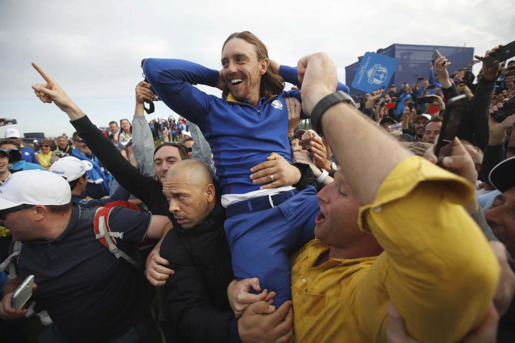 Tommy Fleetwood slaví triumf Evropy v Ryder Cupu na ramenou fanoušků...