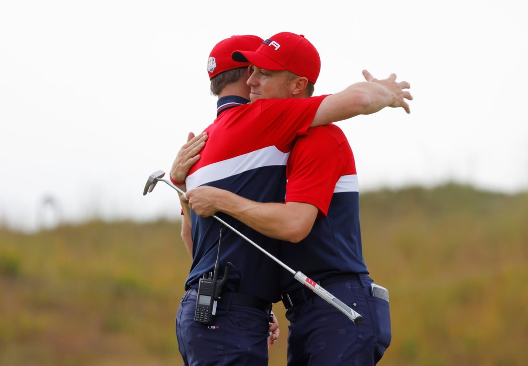 Justin Thomas a Zach Johnson se radují z triumfu na Ryder Cupu