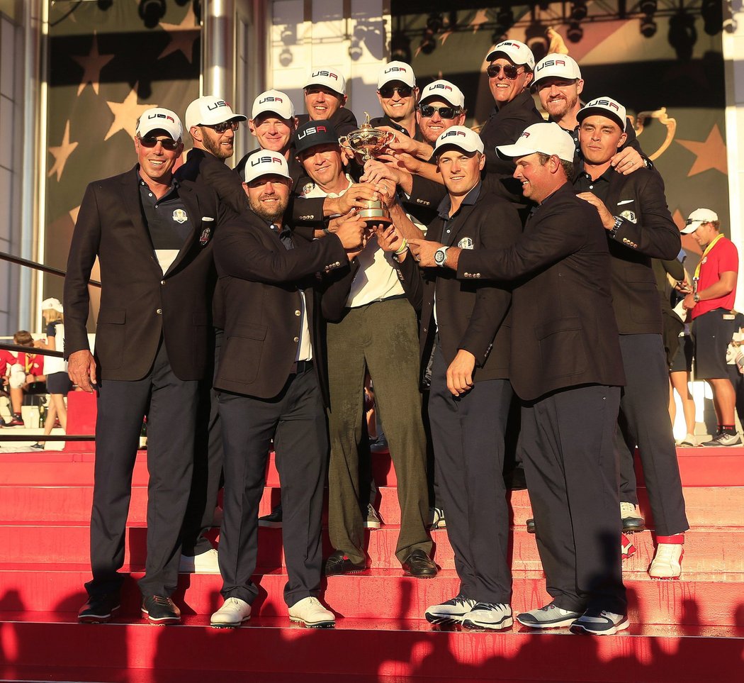 Američtí golfisté slaví triumf ve slavném Ryder Cupu
