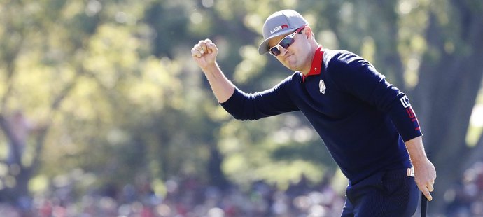 Američan Zach Johnson se raduje po úspěšném puttu na golfovém Ryder Cupu