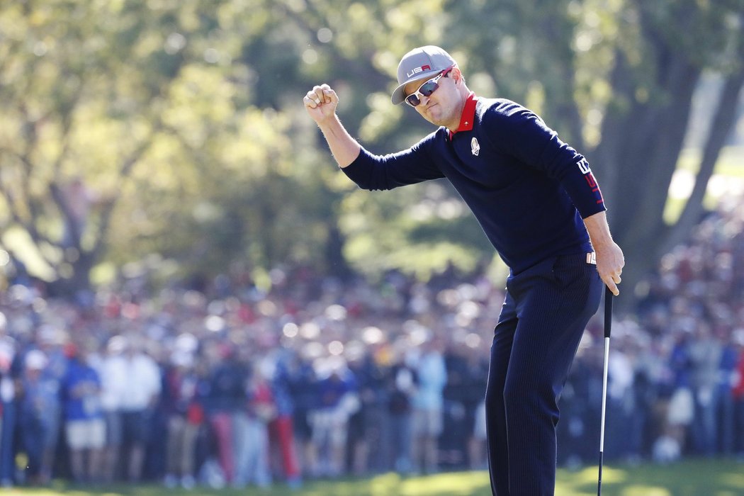 Američan Zach Johnson se raduje po úspěšném puttu na golfovém Ryder Cupu