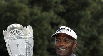 Vijay Singh s trofejí na turnaji Barclays Classic