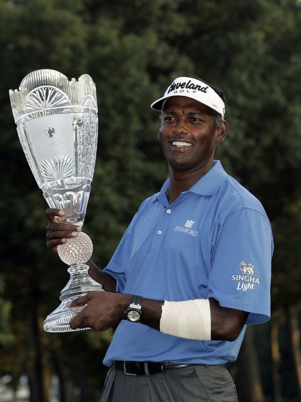 Vijay Singh s trofejí na turnaji Barclays Classic Vijay Singh s trofejí na turnaji Barclays Classic