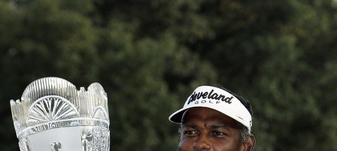 Vijay Singh s trofejí na turnaji Barclays Classic