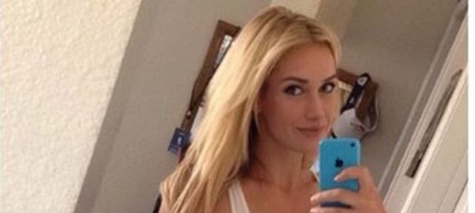 Stejným modrým mobilem vyfotila Paige Spiranacová i selfie, na němž ukazuje prsa a které teď oblétlo internet.