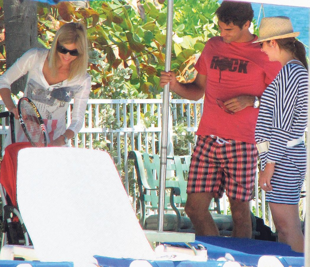 Woodsova manželka Elin s dětmi odpočívá v Miami ve společnosti rodinného přítele Rogera Federera a jeho Mirky