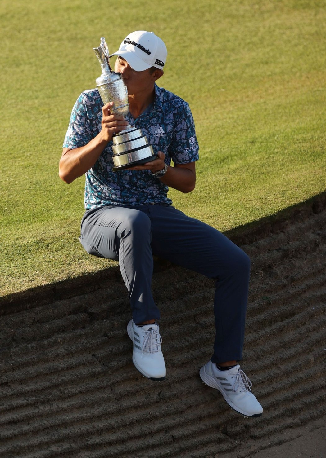 Americký golfista Collin Morikawa vyhrál při svém debutu britské The Open a má druhý major titul