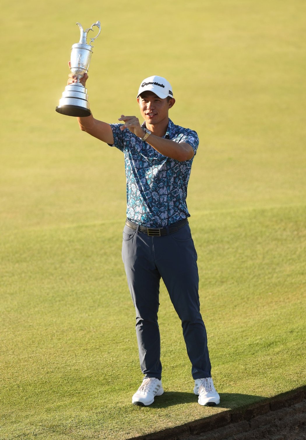 Americký golfista Collin Morikawa vyhrál při svém debutu britské The Open a má druhý major titul