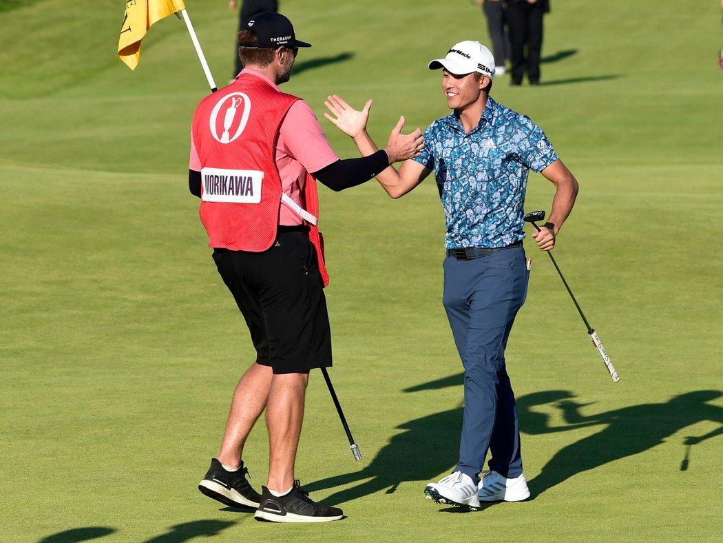 Americký golfista Collin Morikawa vyhrál při svém debutu britské The Open a má druhý major titul