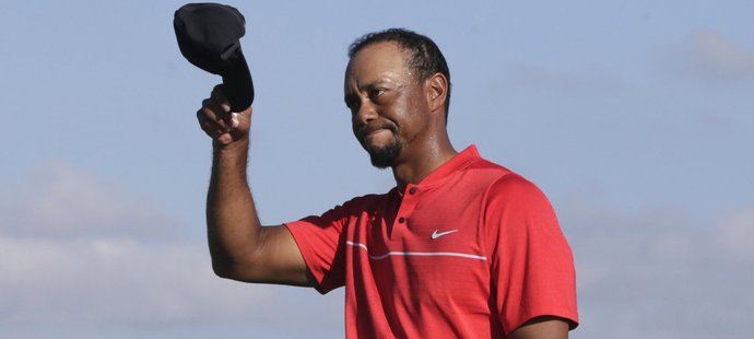 Tiger Woods zdraví fanoušky po poslední jamce na turnaji v Albany