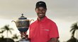 Tiger Woods pózuje s trofejí pro vítěze turnaje v Doralu.