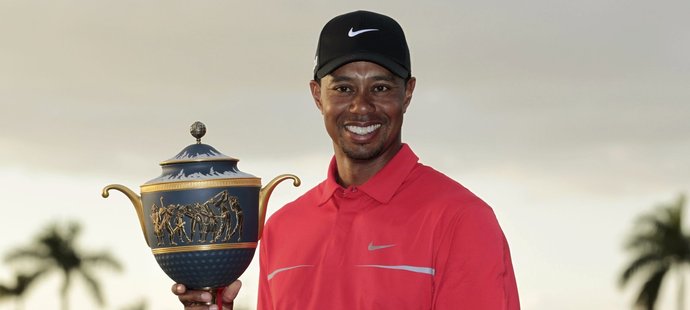 Tiger Woods pózuje s trofejí pro vítěze turnaje v Doralu