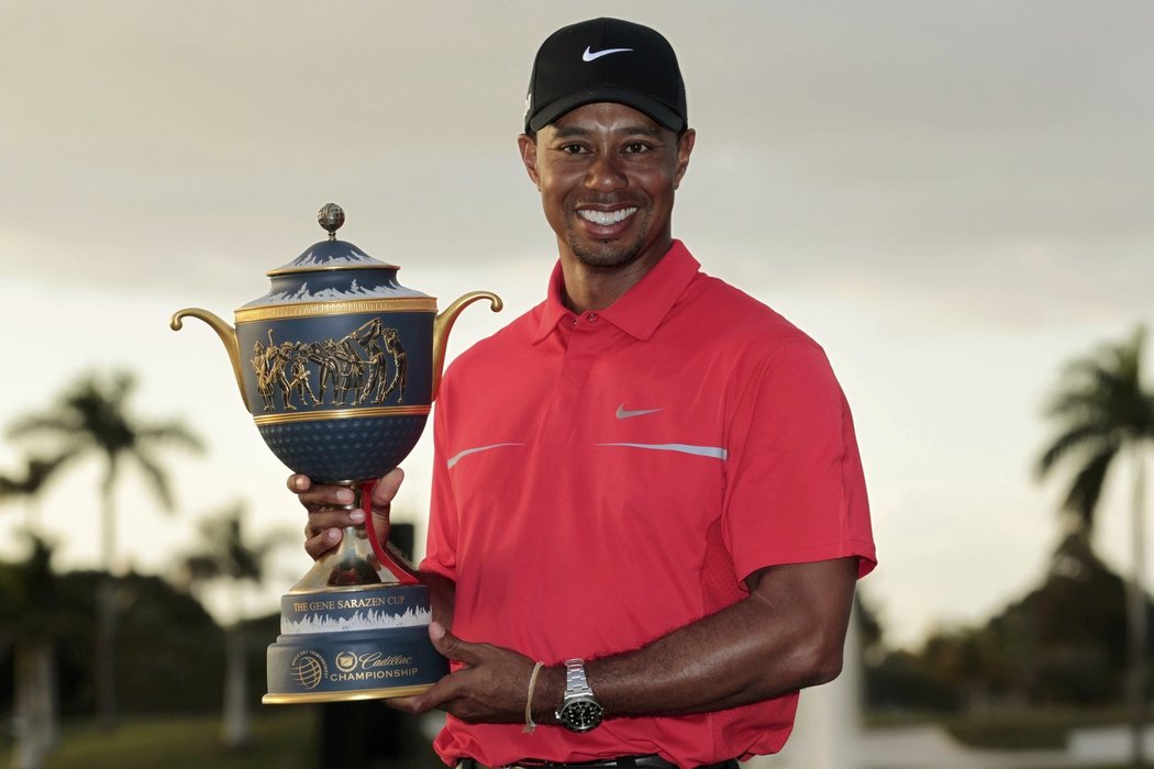 Tiger Woods pózuje s trofejí pro vítěze turnaje v Doralu