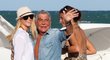 Bývalá manželka Tigera Woodse Elin na pláži se slavným designérem Robertem Cavallim a jeho přítelkyní