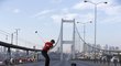 Tiger Woods střílí míčky z Evropy do Asie na istanbulském mostě přes Bospor