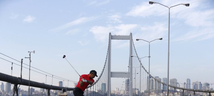 Tiger Woods střílí míčky z Evropy do Asie na istanbulském mostě přes Bospor