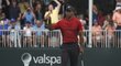 Tiger Woods zdraví diváky na turnaji Valspar Championship, kde skončil druhý