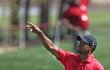 Tiger Woods zkouší sílu a směr větru na turnaji v Abú Zabí, vítězství se tam nakonec nedočkal