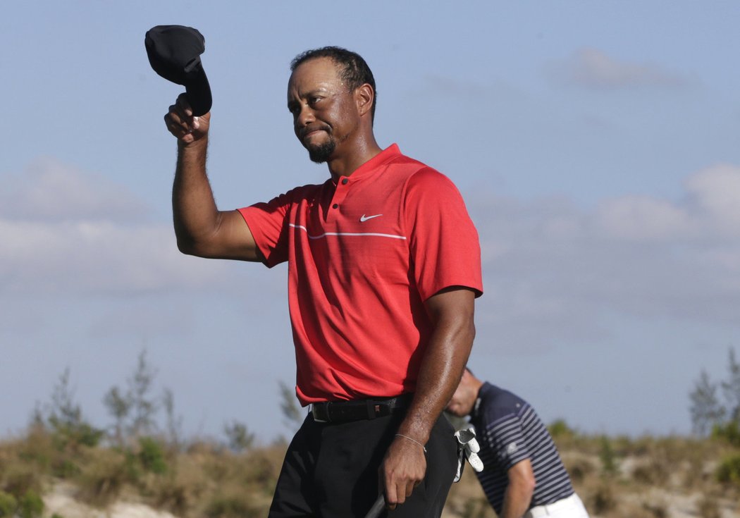 Tiger Woods zdraví fanoušky po poslední jamce na turnaji v Albany