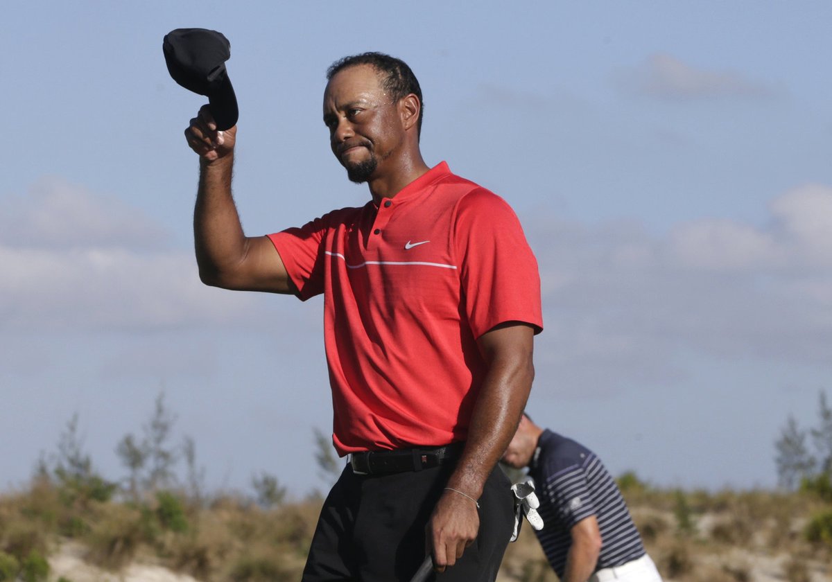 Tiger Woods zdraví fanoušky po poslední jamce na turnaji v Albany