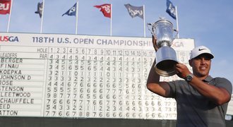 První po 29 letech! Američan Koepka obhájil titul na golfovém US Open