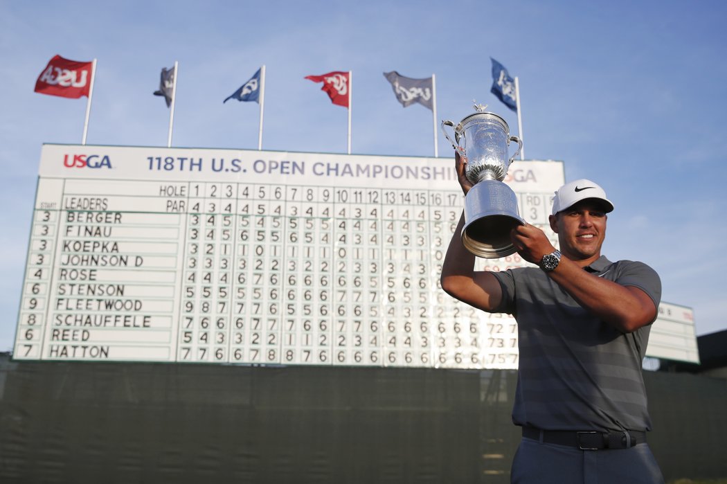 Americký golfista Brooks Koepka dokázal jako první hráč po 29 letech obhájit titul na US Open.