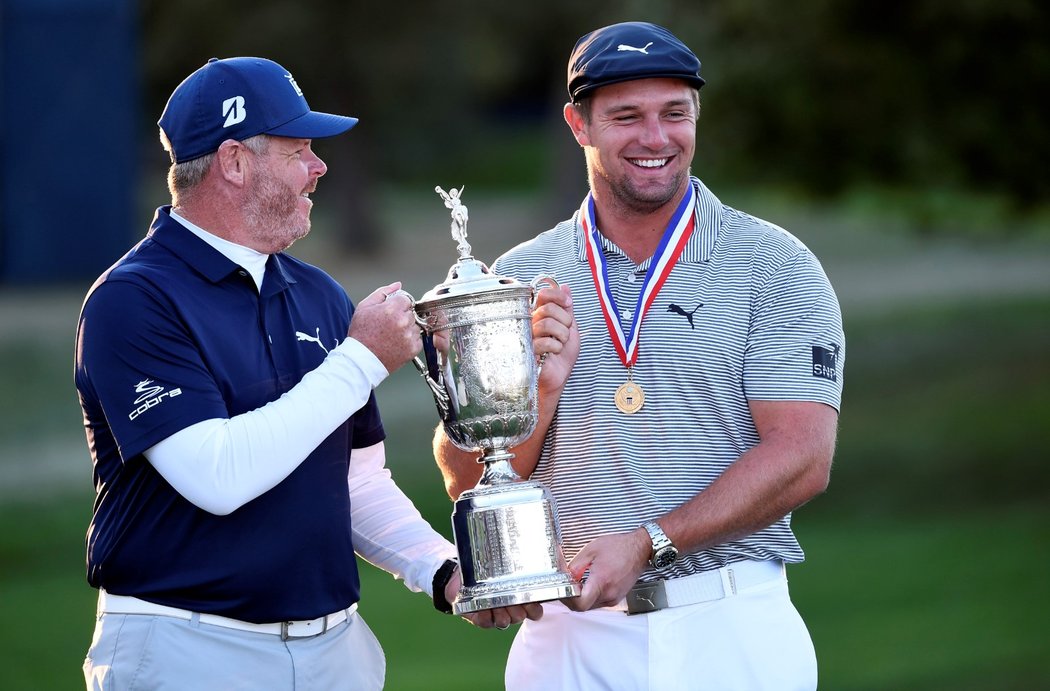 Bryson DeChambeau se raduje z triumfu na US Open spolu se svým caddiem Timem Tuckerem