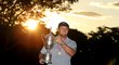 Bryson DeChambeau s trofejí pro vítěze golfového US Open
