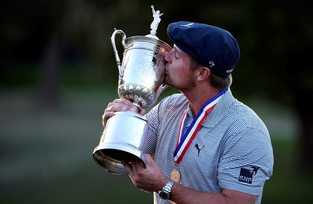 Bryson DeChambeau s trofejí pro vítěze golfového US Open