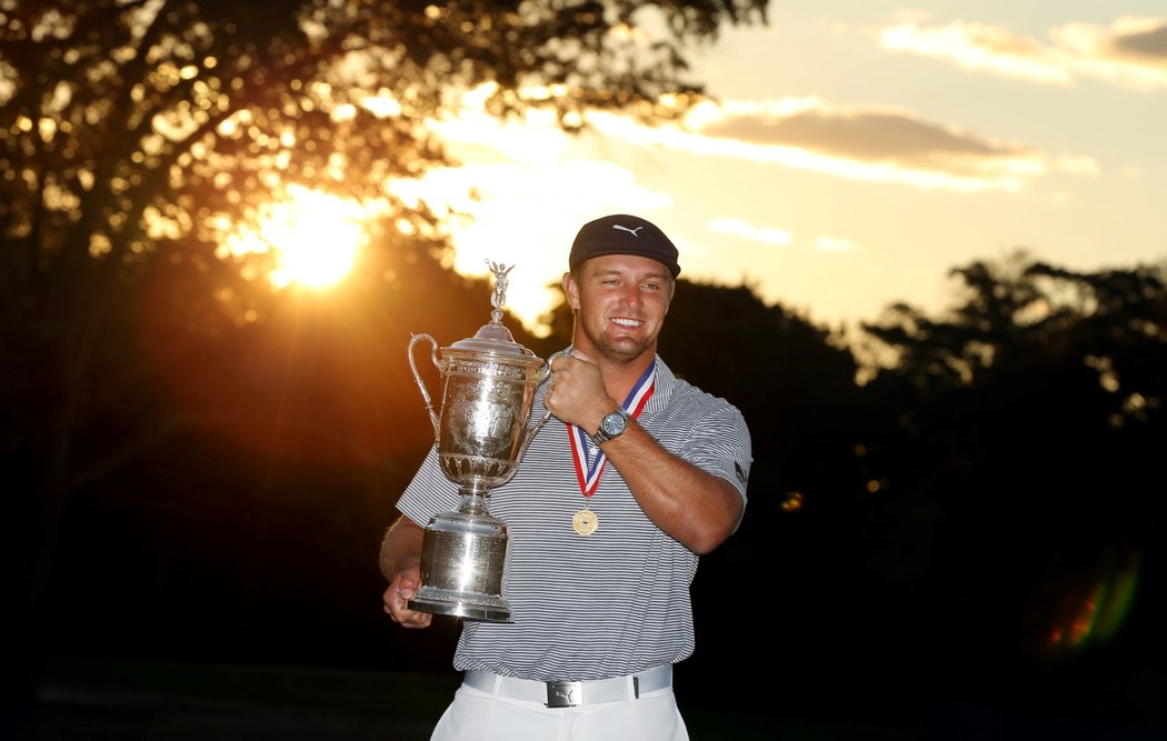 Bryson DeChambeau s trofejí pro vítěze golfového US Open